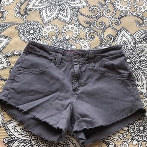 Gray Levi’s shorts